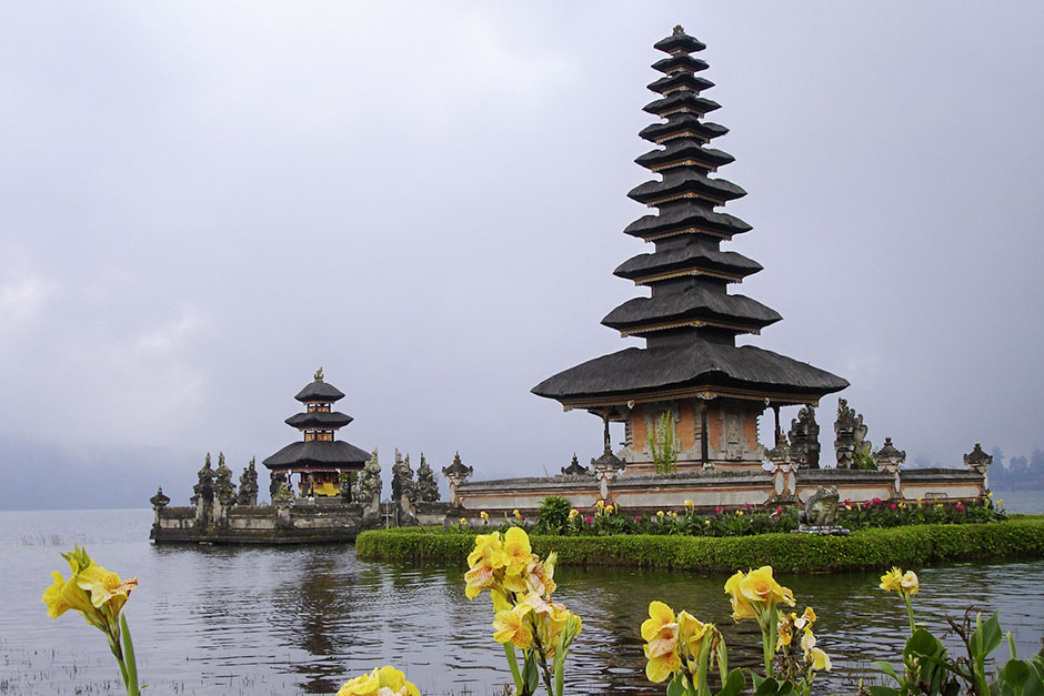 Der kleine Tempel auf dem Bratan See (Bali) liegt am Weg zu den schwarzen Stränden im Norden.